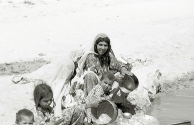 水路で調理器具を洗う
