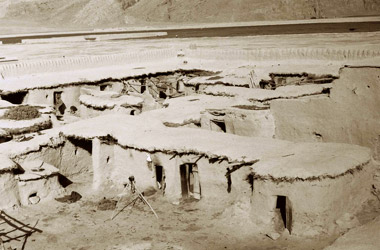 ガルエの内部（1966年）農民の住居が狭い空間に密集している（大野盛雄撮影）の画像