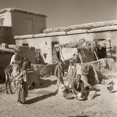 ガルエの内部（1966年）農民の住居が狭い空間に密集している（大野盛雄撮影）の画像