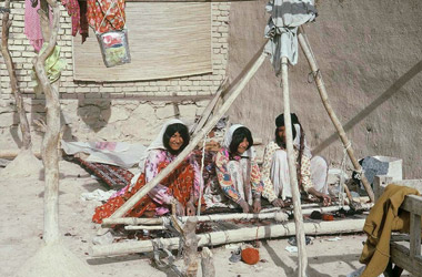 前庭でのジュウタン織り作業の画像