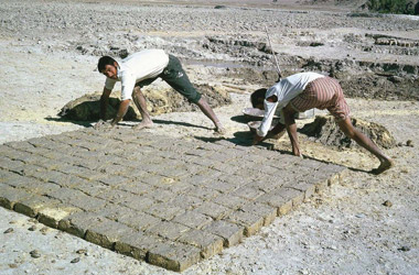 日干しレンガ作りの画像