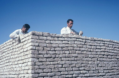 日干しレンガを積み上げて家の枠組みを作るの画像