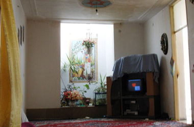 居間にはテレビが置かれているの画像