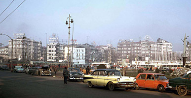 タクシム広場　中古のアメ車が乗合タクシーとして使われていた