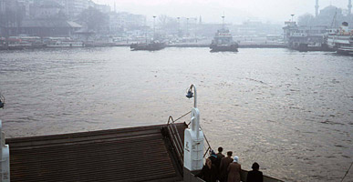 ウシュクダル港に着くフェリー