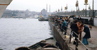 ガラタ橋での魚釣り　