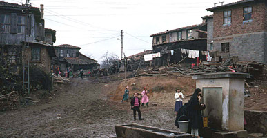 郊外の村　公共水道に集まる子どもたち