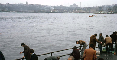 ガラタ橋　対岸にトプカプとアヤソフィアが見える　