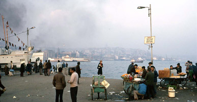 ガラタ橋に近いエミノニュの埠頭