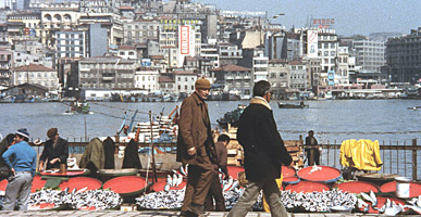 エミノニュからガラタ塔を望む