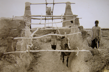 畜力揚水の井戸　60kgの皮袋を馬が引き上げ、これを灌漑溝から耕地に導く