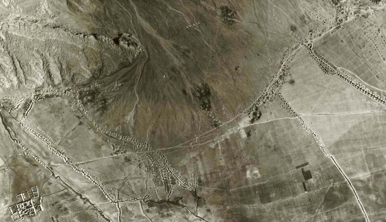 山麓に伸びるカナート（1957年の航空写真）　穴の連なりが多数観察できる。の画像