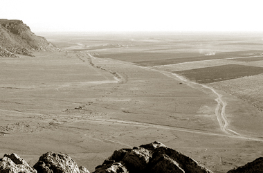 山裾に伸びるカナートの画像