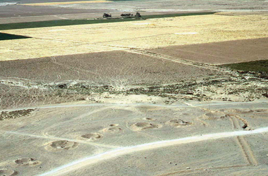 山裾に伸びるカナートの画像