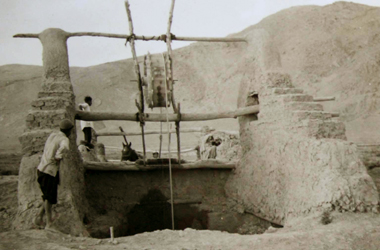 井戸からの揚水作業の画像