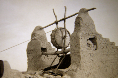 ロト状の口をもつ革袋の画像