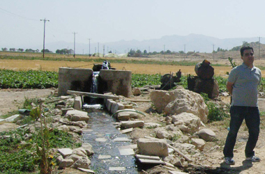 農民が設置したポンプ揚水井戸の画像