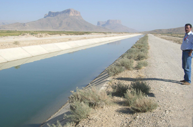 近代的な大ダムから谷平野に伸びる幹線水路の画像