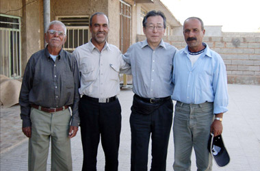 写真左の少年（1972年）は写真右の右端のおじさんにの画像