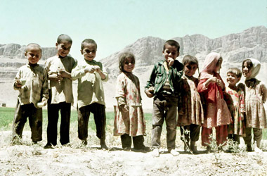 左の写真は1972年。左端と1人おいて隣の子どもが医者になった。の画像