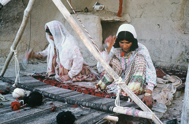 ジュウタンを織る女性の画像