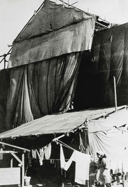 テントと団員の暮らし