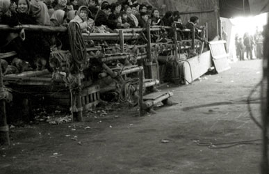 テント小屋と桟敷