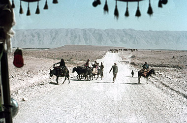 遊牧民の隊列は車が通ると道を譲る