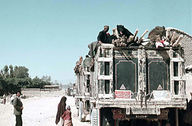 トラックによる宿営地間の移動