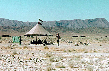 兵隊先生が子どもを教えていた